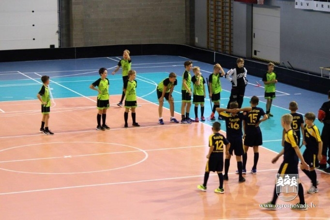 Florbola sezonu komanda “Ogres vilki” sāk ar uzvaru Kuldīgā
