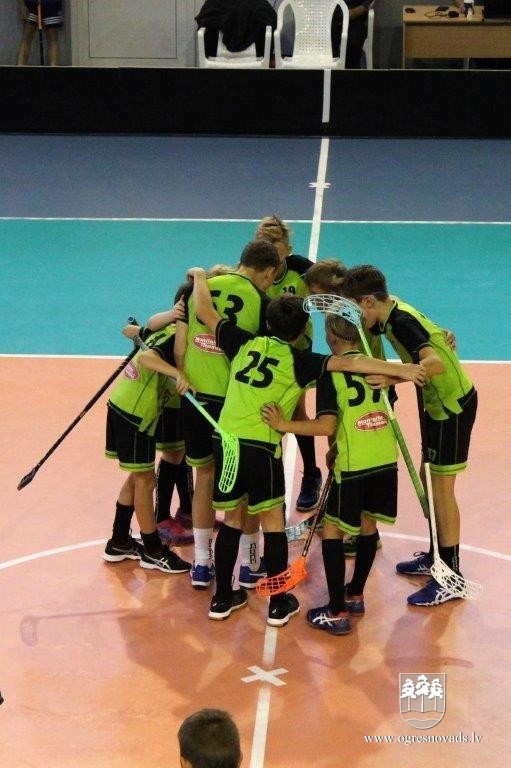 Florbola sezonu komanda “Ogres vilki” sāk ar uzvaru Kuldīgā