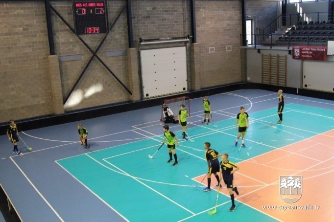 Florbola sezonu komanda “Ogres vilki” sāk ar uzvaru Kuldīgā