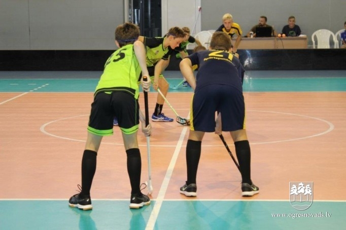 Florbola sezonu komanda “Ogres vilki” sāk ar uzvaru Kuldīgā