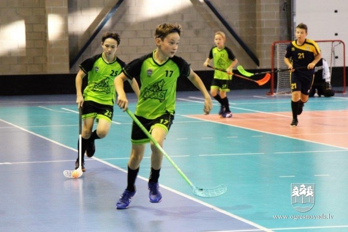 Florbola sezonu komanda “Ogres vilki” sāk ar uzvaru Kuldīgā