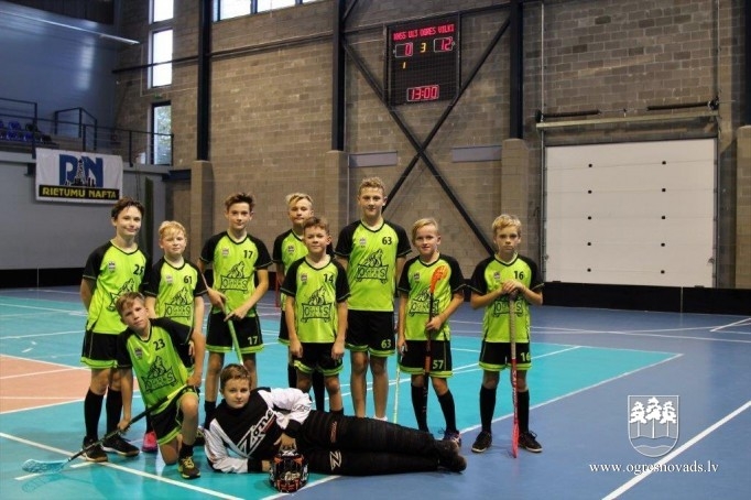 Florbola sezonu komanda “Ogres vilki” sāk ar uzvaru Kuldīgā