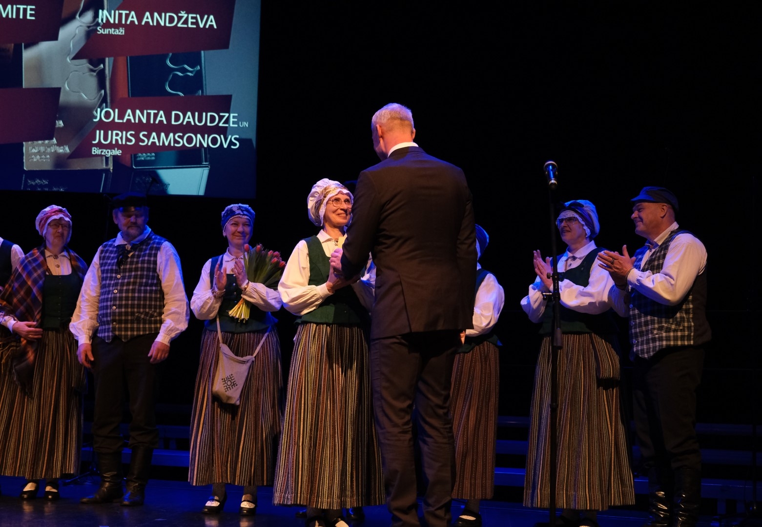 Nominācijā PŪRA LĀDE par latvisko svētku tradīciju saglabāšanu, popularizēšanu un attīstības veicināšanu balvu saņēma Tomes folkloras kopa GRAUDI