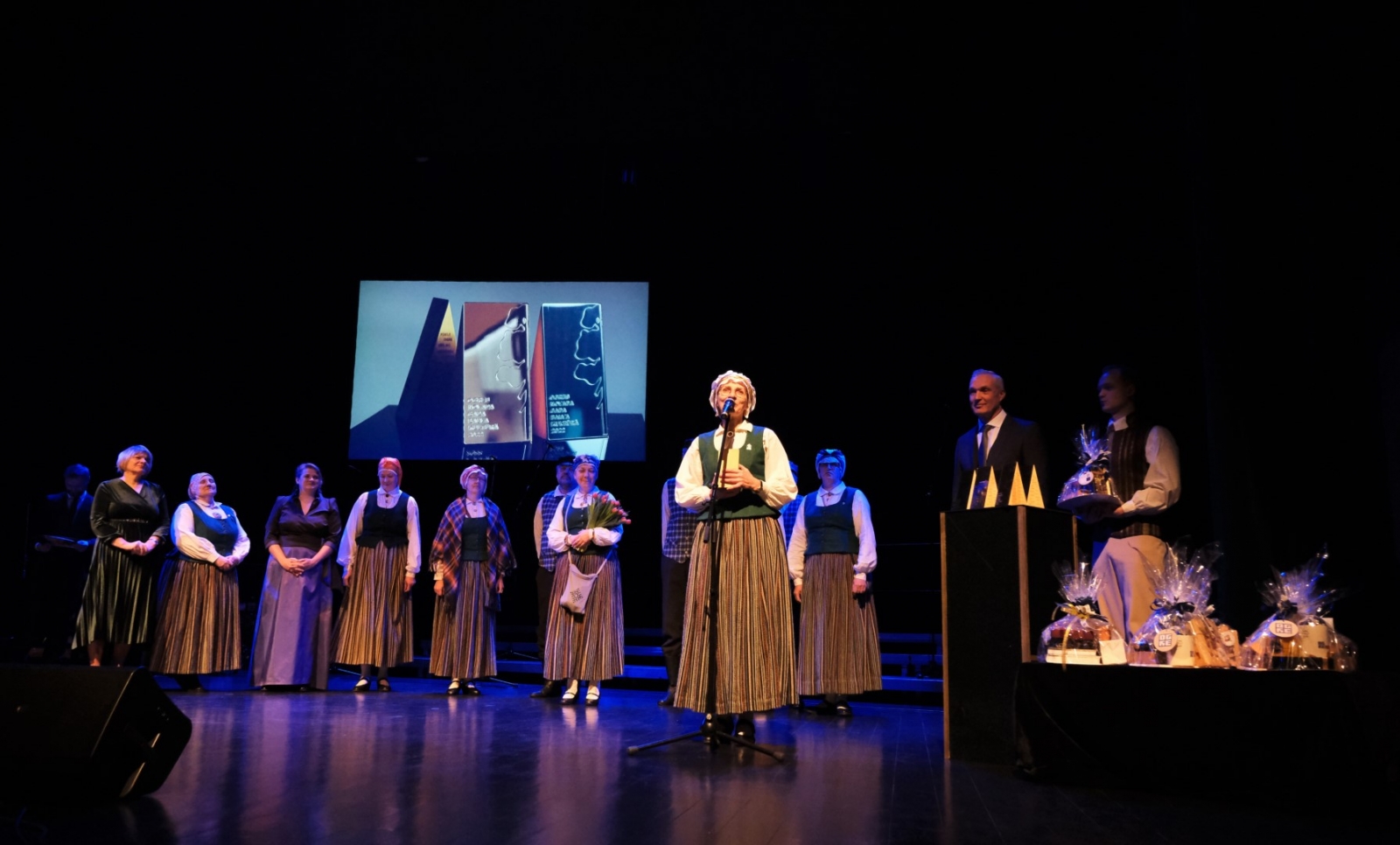 Nominācijā PŪRA LĀDE par latvisko svētku tradīciju saglabāšanu, popularizēšanu un attīstības veicināšanu balvu saņēma Tomes folkloras kopa GRAUDI