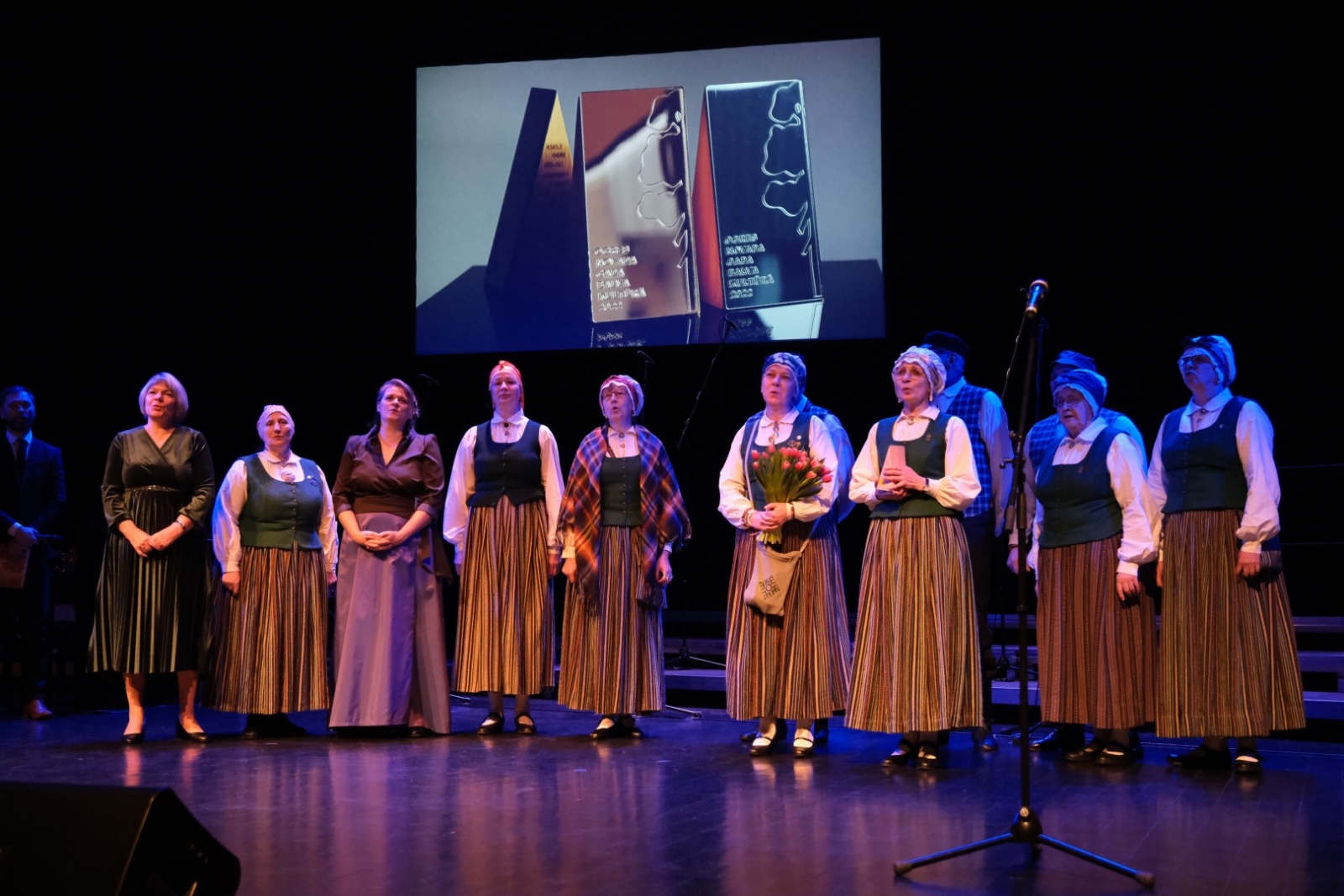 Nominācijā PŪRA LĀDE par latvisko svētku tradīciju saglabāšanu, popularizēšanu un attīstības veicināšanu balvu saņēma Tomes folkloras kopa GRAUDI