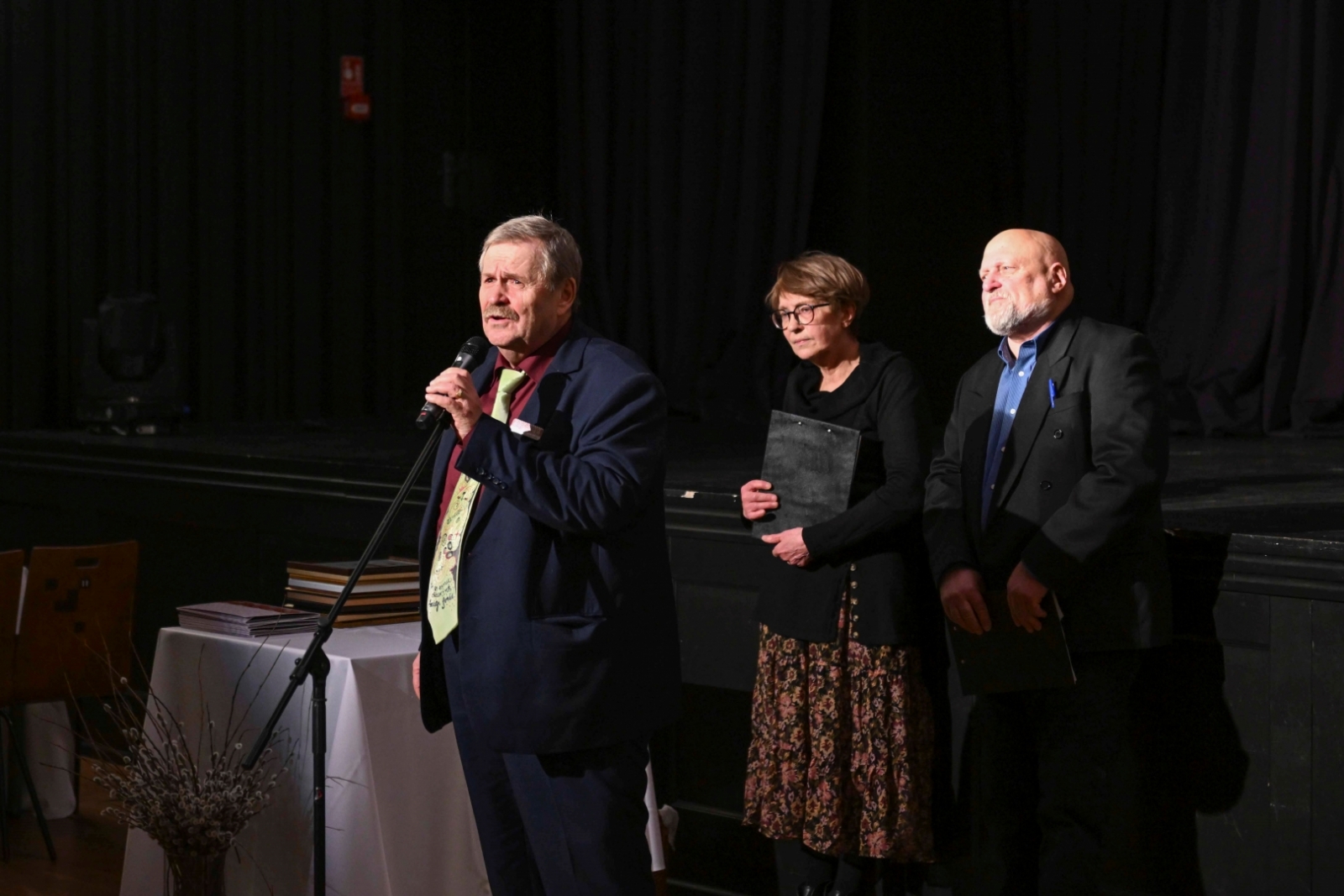 Lielvārdes teātra režisors Kārlis Lišmanis ar dramaturgiem Jāni Jurkānu un Leldi Stumbri