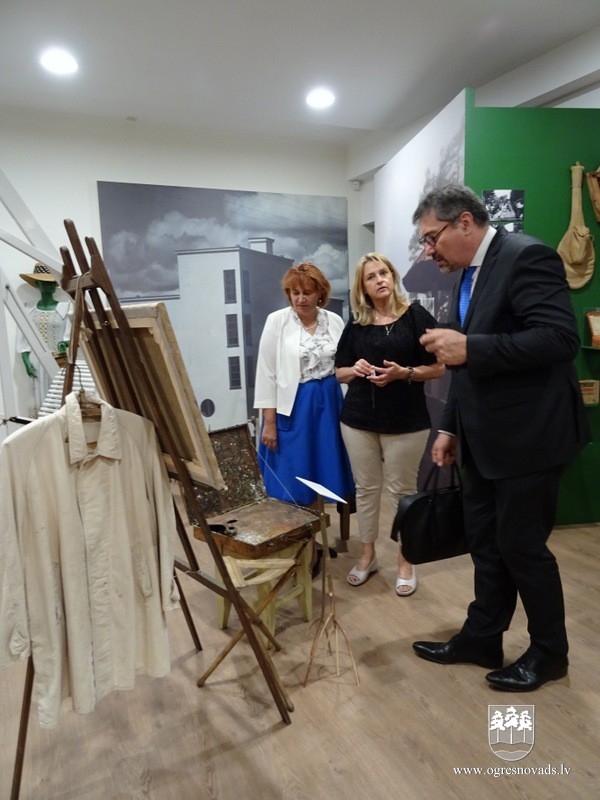 Francijas institūta pārstāvji iepazīst Ogri