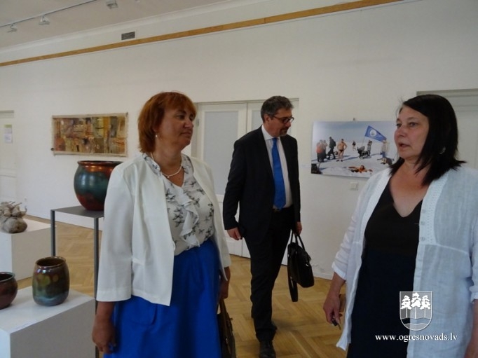Francijas institūta pārstāvji iepazīst Ogri