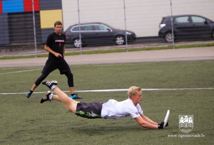 Ogres frisbijistiem sudrabs un bronza Latvijas čempionāta