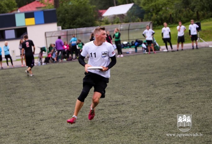 Ogres frisbijistiem sudrabs un bronza Latvijas čempionāta
