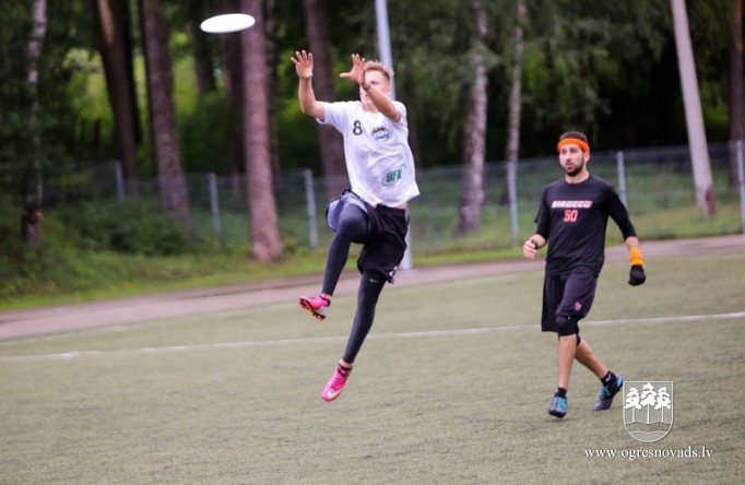 Ogres frisbijistiem sudrabs un bronza Latvijas čempionāta
