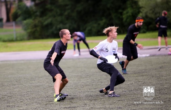Ogres frisbijistiem sudrabs un bronza Latvijas čempionāta