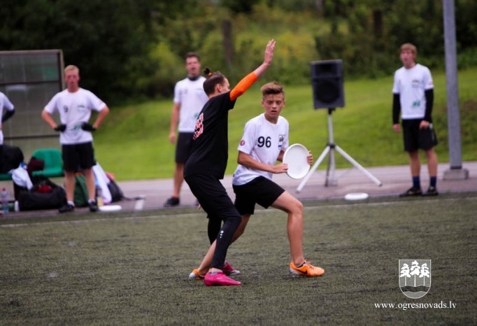 Ogres frisbijistiem sudrabs un bronza Latvijas čempionāta