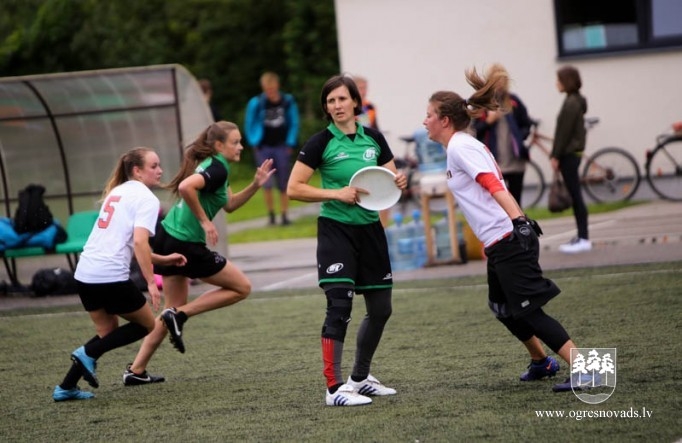Ogres frisbijistiem sudrabs un bronza Latvijas čempionāta