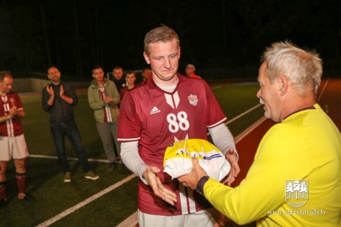 Ogres čempionāta laureātes – “Streka”, “Dinamo Ogre” un “Techniba”