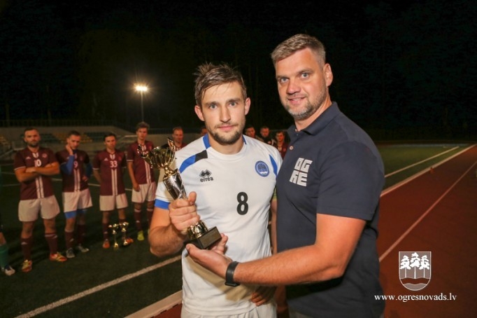 Ogres čempionāta laureātes – “Streka”, “Dinamo Ogre” un “Techniba”