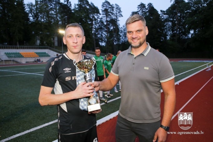 Ogres čempionāta laureātes – “Streka”, “Dinamo Ogre” un “Techniba”