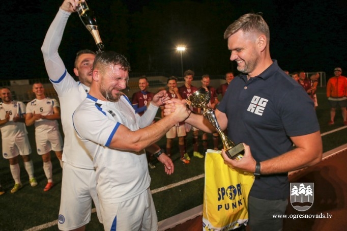 Ogres čempionāta laureātes – “Streka”, “Dinamo Ogre” un “Techniba”