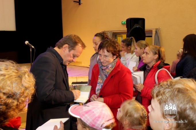 Madlienā viesojas dzejnieks, mūziķis Guntars Račs