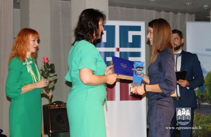 Pasniedz balvu “Gada skolotājs 2018”