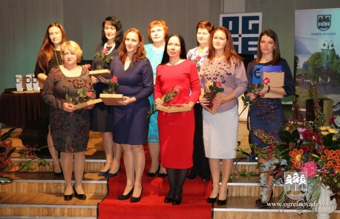 Pasniedz balvu “Gada skolotājs 2018”