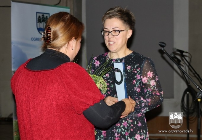 Pasniedz balvu “Gada skolotājs 2018”