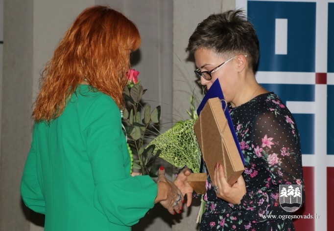 Pasniedz balvu “Gada skolotājs 2018”