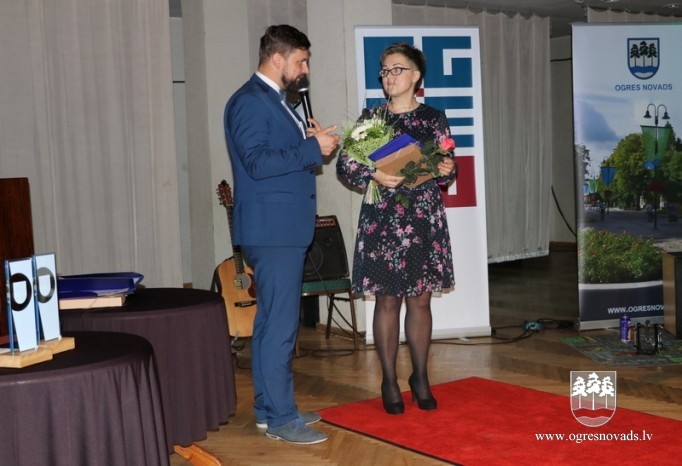 Pasniedz balvu “Gada skolotājs 2018”