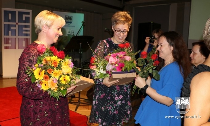Pasniedz balvu “Gada skolotājs 2018”
