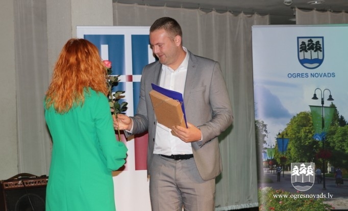 Pasniedz balvu “Gada skolotājs 2018”