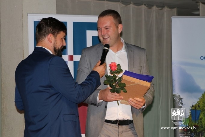 Pasniedz balvu “Gada skolotājs 2018”