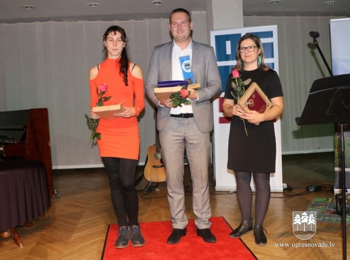 Pasniedz balvu “Gada skolotājs 2018”