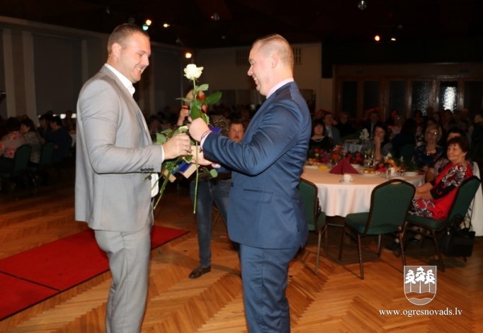 Pasniedz balvu “Gada skolotājs 2018”