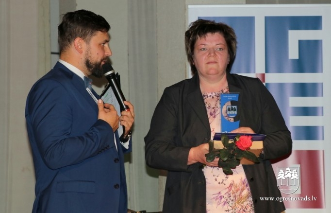 Pasniedz balvu “Gada skolotājs 2018”