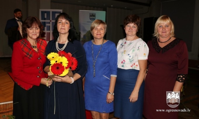 Pasniedz balvu “Gada skolotājs 2018”