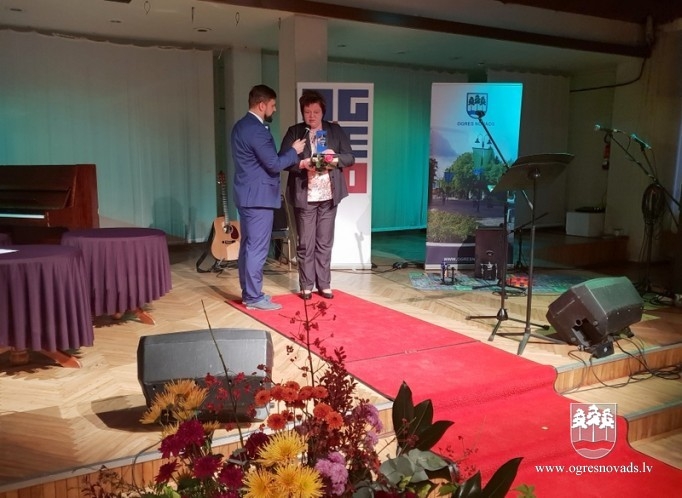 Pasniedz balvu “Gada skolotājs 2018”