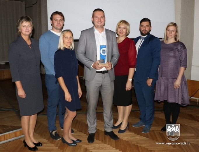 Pasniedz balvu “Gada skolotājs 2018”