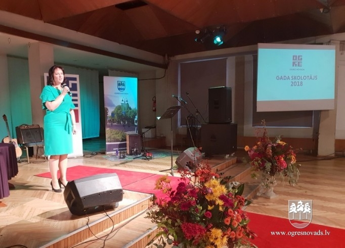 Pasniedz balvu “Gada skolotājs 2018”