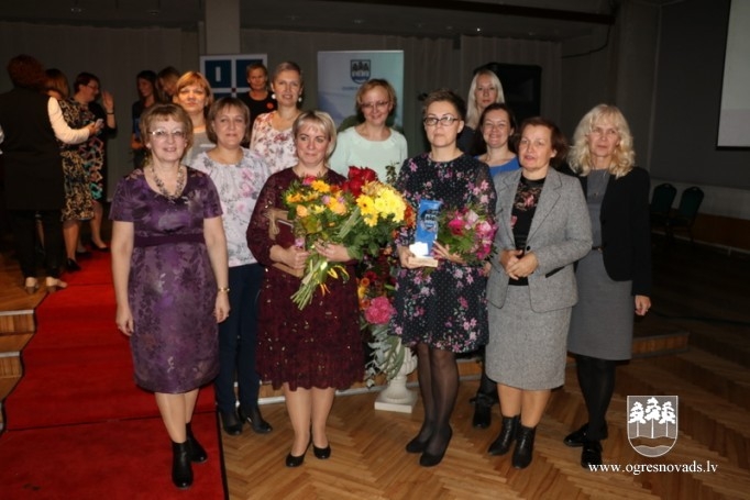Pasniedz balvu “Gada skolotājs 2018”