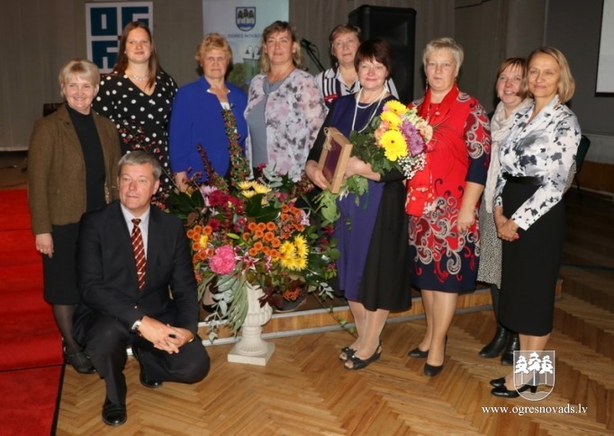 Pasniedz balvu “Gada skolotājs 2018”
