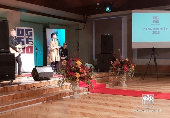 Pasniedz balvu “Gada skolotājs 2018”