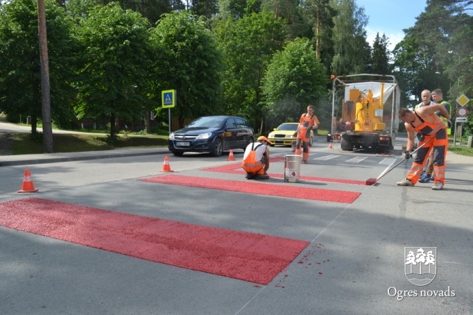 Ogrē tiek īstenots Latvijā pirmais projekts - gājēju pārejas apstrāde ar īpašu materiālu