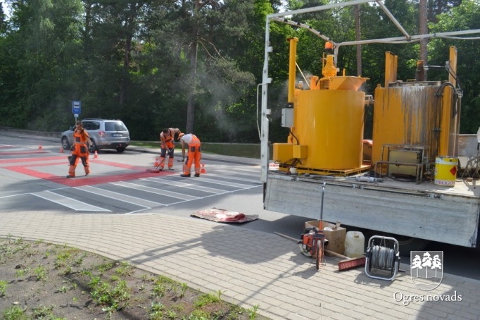 Ogrē tiek īstenots Latvijā pirmais projekts - gājēju pārejas apstrāde ar īpašu materiālu