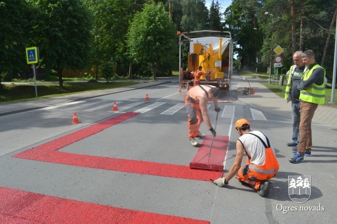 Ogrē tiek īstenots Latvijā pirmais projekts - gājēju pārejas apstrāde ar īpašu materiālu