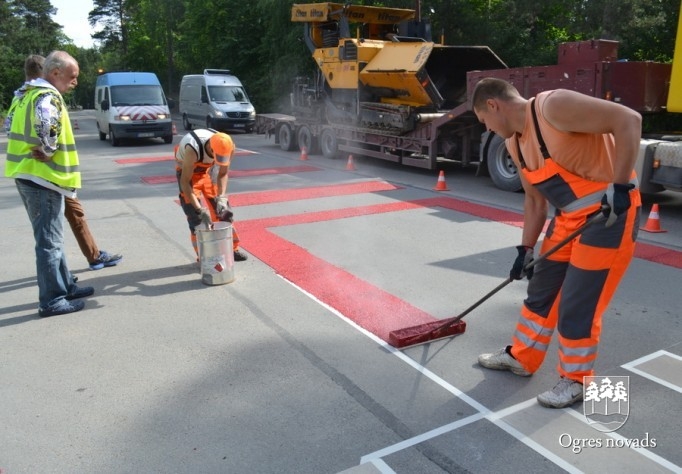 Ogrē tiek īstenots Latvijā pirmais projekts - gājēju pārejas apstrāde ar īpašu materiālu