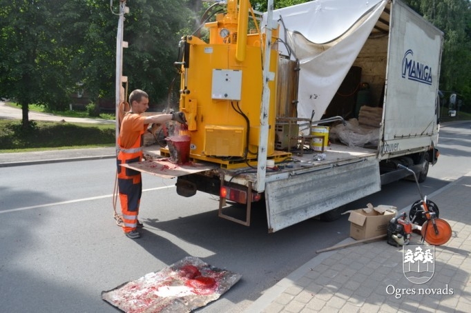 Ogrē tiek īstenots Latvijā pirmais projekts - gājēju pārejas apstrāde ar īpašu materiālu
