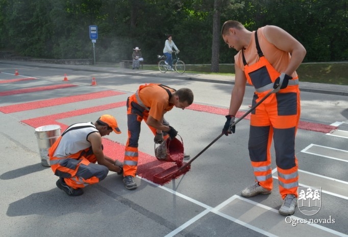 Ogrē tiek īstenots Latvijā pirmais projekts - gājēju pārejas apstrāde ar īpašu materiālu