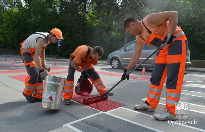 Ogrē tiek īstenots Latvijā pirmais projekts - gājēju pārejas apstrāde ar īpašu materiālu