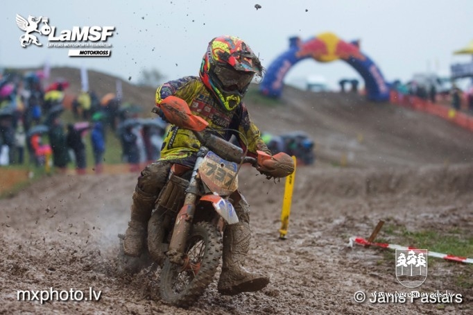Motokrosa braucējs Gaļcins pārliecinoši uzvar Aizputē
