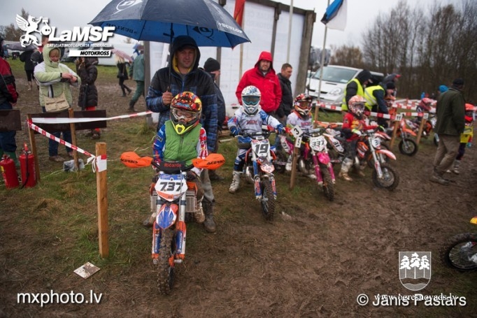 Motokrosa braucējs Gaļcins pārliecinoši uzvar Aizputē